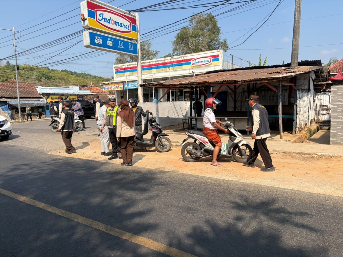 Dipimpin Kompol Eko Aprianto, Satlantas Polresta Sumenep Sisir Simpang Lalangon Bersama Bapenda