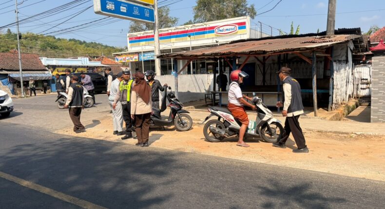 Dipimpin Kompol Eko Aprianto, Satlantas Polresta Sumenep Sisir Simpang Lalangon Bersama Bapenda