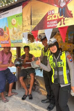 Atas Atensi Kasat Lantas Kompol Eko Aprianto, Aiptu Rifai dan Polwan Novi Edukasi Tertib Lalin Lewat Program Polantas Menyapa