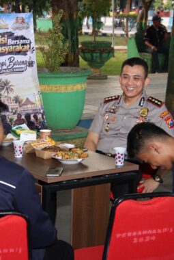 Sambil Ngopi dan Gorengan, Kapolresta Sumenep Tampung Curhatan Warga di Taman Bunga