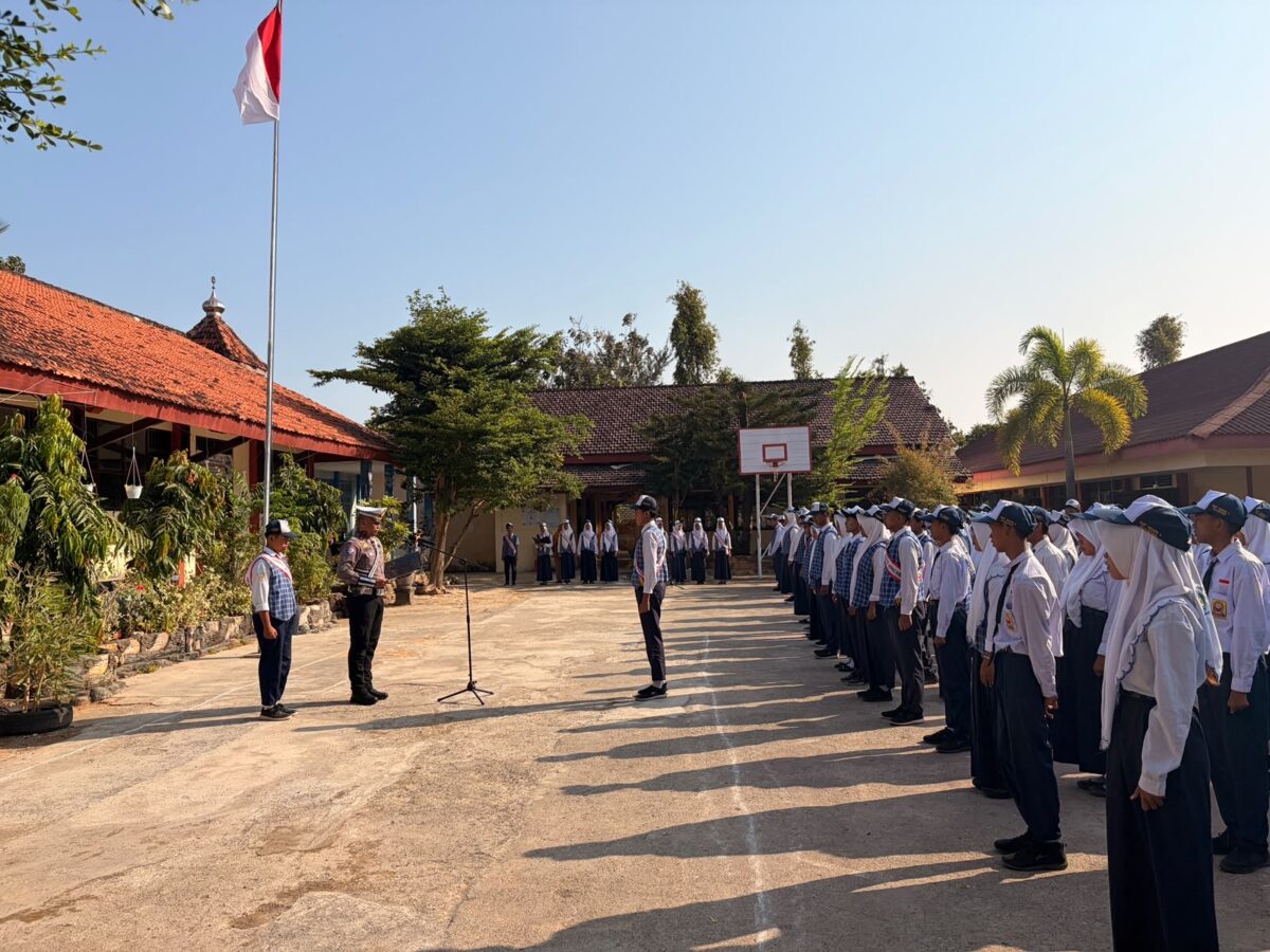 Di Bawah Kibaran Merah Putih, Polisi Ajak Siswa SMPN 5 Sumenep Tertib Berlalu Lintas