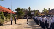 Di Bawah Kibaran Merah Putih, Polisi Ajak Siswa SMPN 5 Sumenep Tertib Berlalu Lintas