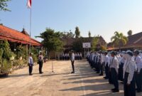 Di Bawah Kibaran Merah Putih, Polisi Ajak Siswa SMPN 5 Sumenep Tertib Berlalu Lintas