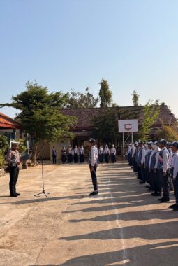 Di Bawah Kibaran Merah Putih, Polisi Ajak Siswa SMPN 5 Sumenep Tertib Berlalu Lintas