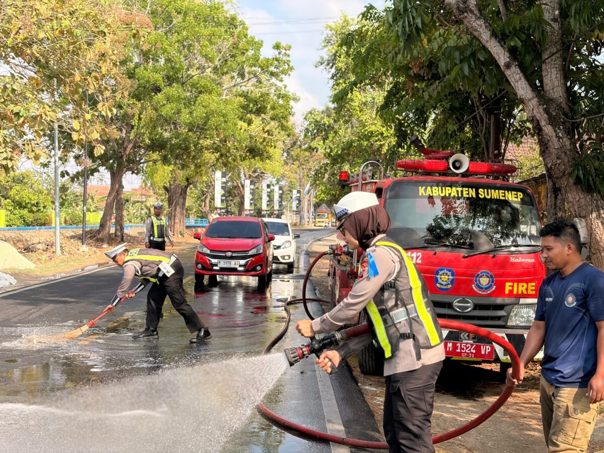 Sinergi Satlantas dan Damkar Sumenep Wujudkan Kamseltibcarlantas di Ops Patuh 2026