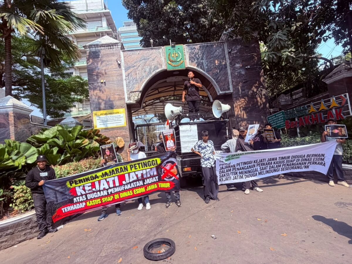 NGERI! Saksi Pungli ESDM Jatim Tewas di Tahanan Saat Siap Bongkar Jaringan, Mahasiswa Geruduk Kejagung