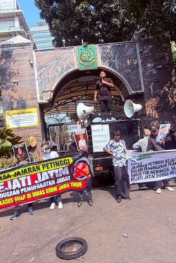 NGERI! Saksi Pungli ESDM Jatim Tewas di Tahanan Saat Siap Bongkar Jaringan, Mahasiswa Geruduk Kejagung