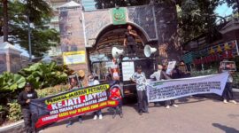 NGERI! Saksi Pungli ESDM Jatim Tewas di Tahanan Saat Siap Bongkar Jaringan, Mahasiswa Geruduk Kejagung