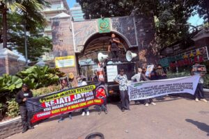 NGERI! Saksi Pungli ESDM Jatim Tewas di Tahanan Saat Siap Bongkar Jaringan, Mahasiswa Geruduk Kejagung