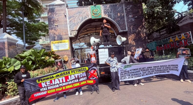 NGERI! Saksi Pungli ESDM Jatim Tewas di Tahanan Saat Siap Bongkar Jaringan, Mahasiswa Geruduk Kejagung