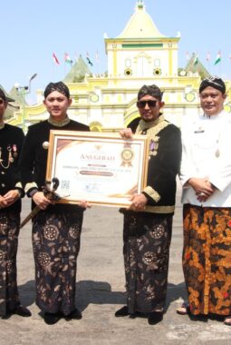 Loyalitas Melayani Berbuah Apresiasi, Kapolresta Sumenep Terima Anugerah di Hari Jadi Sumenep dan Jatim