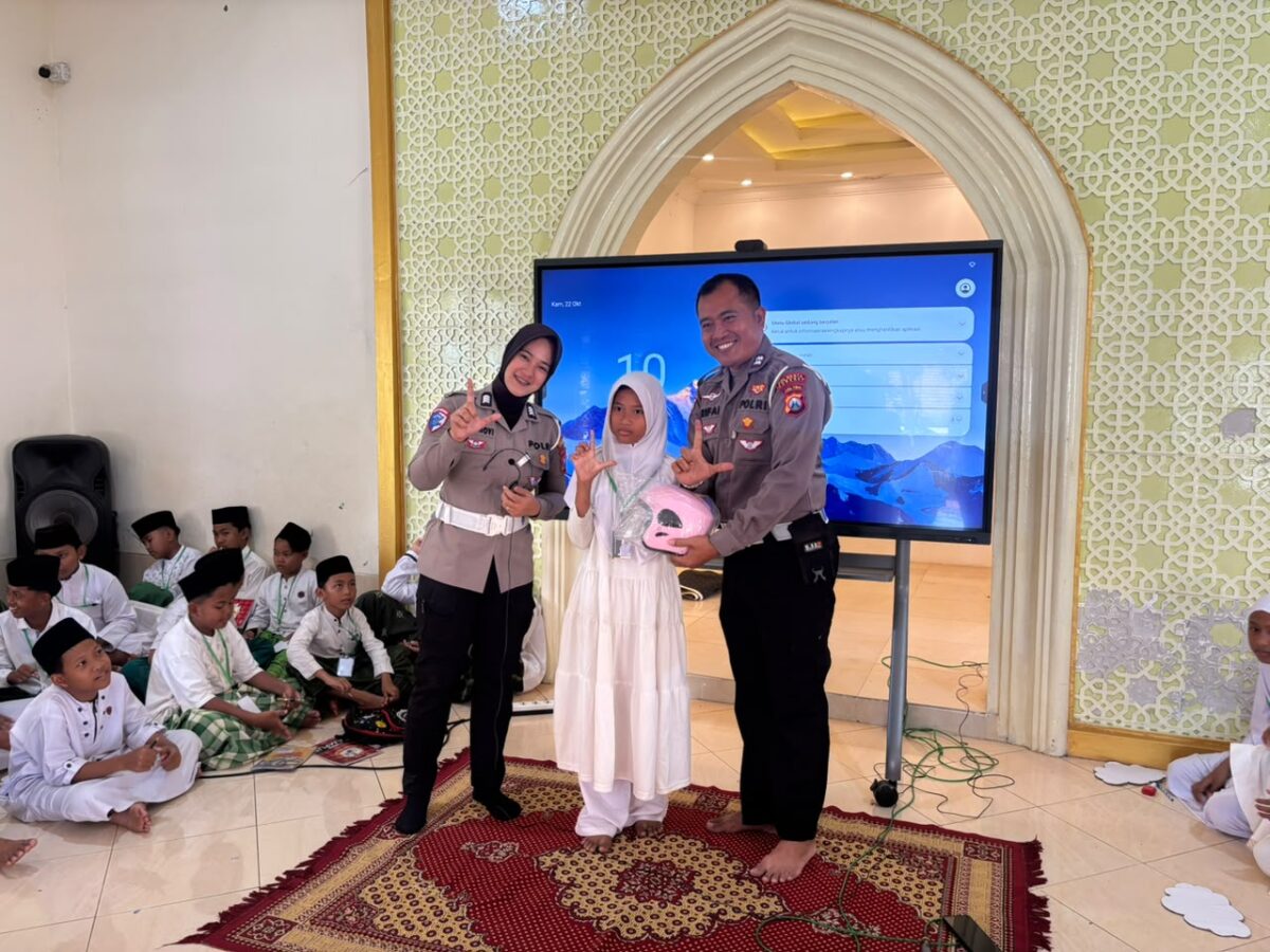Cerdaskan Anak Tertib Lalu Lintas, Kasat Lantas Polresta Sumenep Beri Hadiah Helm dan Tas di SD Nurul Bayan Kebun Agung