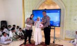 Cerdaskan Anak Tertib Lalu Lintas, Kasat Lantas Polresta Sumenep Beri Hadiah Helm dan Tas di SD Nurul Bayan Kebun Agung