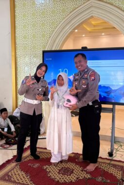 Cerdaskan Anak Tertib Lalu Lintas, Kasat Lantas Polresta Sumenep Beri Hadiah Helm dan Tas di SD Nurul Bayan Kebun Agung
