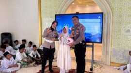 Cerdaskan Anak Tertib Lalu Lintas, Kasat Lantas Polresta Sumenep Beri Hadiah Helm dan Tas di SD Nurul Bayan Kebun Agung