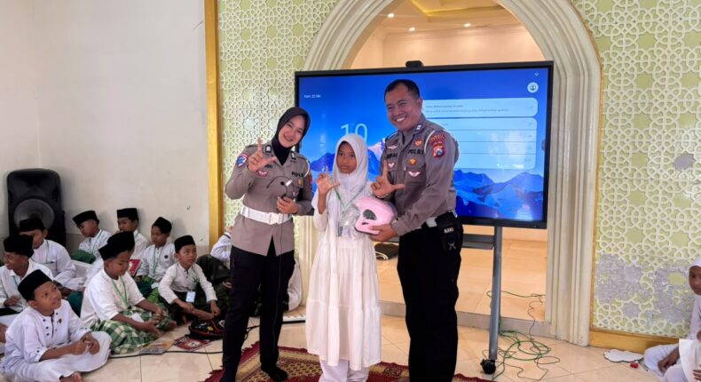 Cerdaskan Anak Tertib Lalu Lintas, Kasat Lantas Polresta Sumenep Beri Hadiah Helm dan Tas di SD Nurul Bayan Kebun Agung