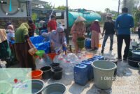 LSM GMBI kembali, melalui giat sosialnya Berbagi air bersih Pada warga dusun tanggulangin.Desa Ganggang. Kec Balongpanggang