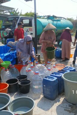 LSM GMBI kembali, melalui giat sosialnya Berbagi air bersih Pada warga dusun tanggulangin.Desa Ganggang. Kec Balongpanggang