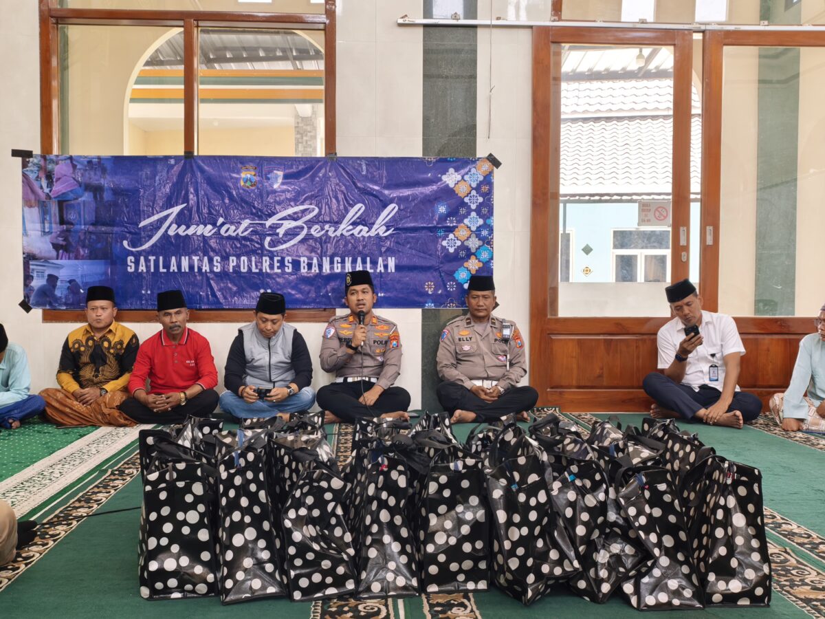 Satlantas Polres Bangkalan Sapa Warga Kelurahan Pejagan dalam Giat Jumat Berkah