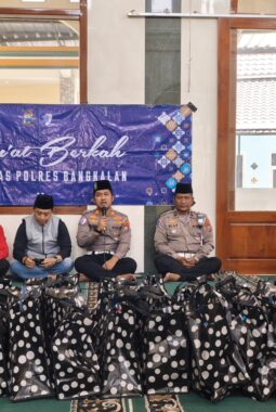 Satlantas Polres Bangkalan Sapa Warga Kelurahan Pejagan dalam Giat Jumat Berkah