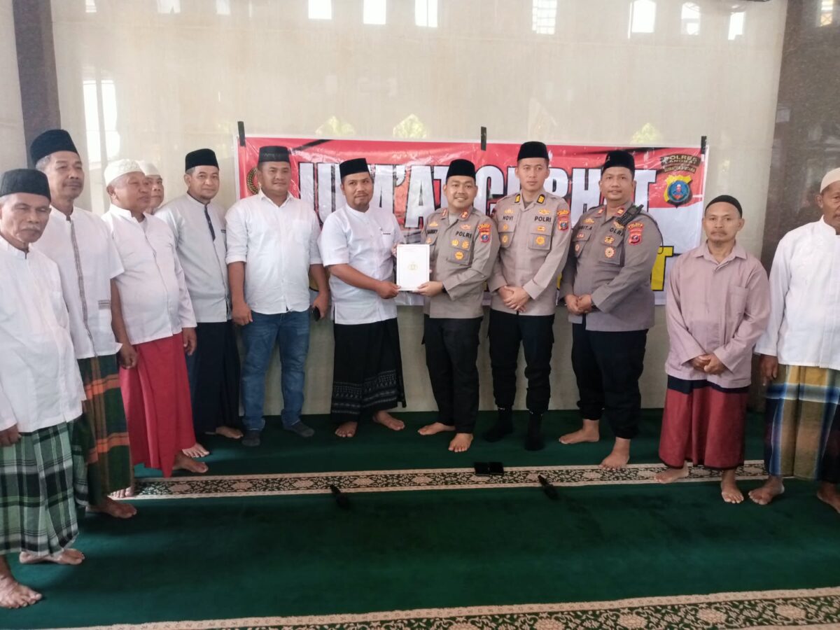 Kapolres Langkat Sambangi Masjid Jamik Al Amin, Serahkan Bansos dan Serap Aspirasi Warga