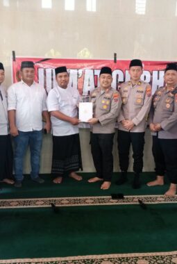 Kapolres Langkat Sambangi Masjid Jamik Al Amin, Serahkan Bansos dan Serap Aspirasi Warga