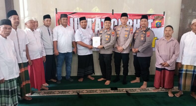 Kapolres Langkat Sambangi Masjid Jamik Al Amin, Serahkan Bansos dan Serap Aspirasi Warga