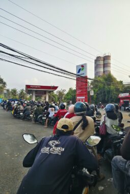 Kelangkaan BBM di Bali Memicu Antrian Panjang di Berbagai Titik Pengisian   