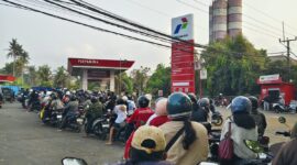 Kelangkaan BBM di Bali Memicu Antrian Panjang di Berbagai Titik Pengisian   