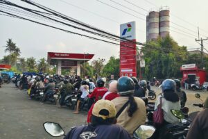 Kelangkaan BBM di Bali Memicu Antrian Panjang di Berbagai Titik Pengisian   