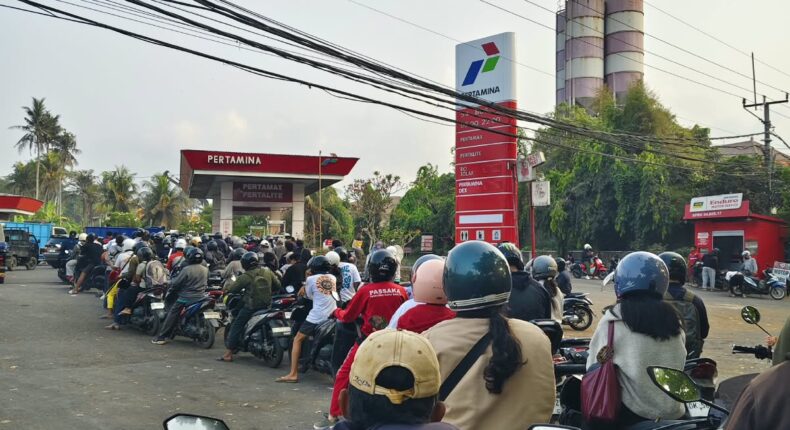 Kelangkaan BBM di Bali Memicu Antrian Panjang di Berbagai Titik Pengisian   