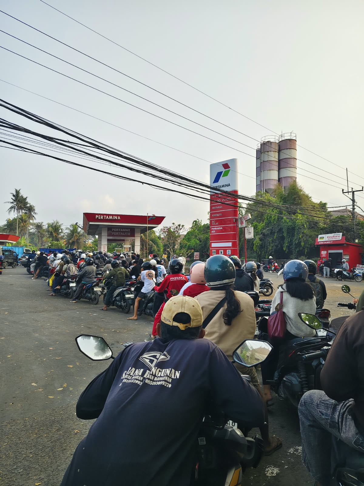 Kelangkaan BBM di Bali Memicu Antrian Panjang di Berbagai Titik Pengisian   