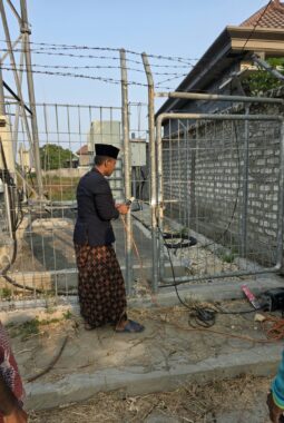 Enam Bulan Somasi Tak Digubris, H. Marsudi Bersama Warga Segel Pintu Masuk Tower di Tanjung Bumi