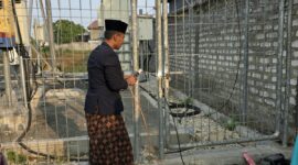 Enam Bulan Somasi Tak Digubris, H. Marsudi Bersama Warga Segel Pintu Masuk Tower di Tanjung Bumi