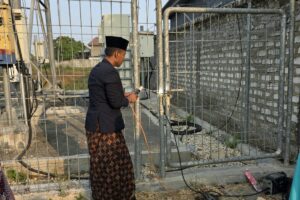 Enam Bulan Somasi Tak Digubris, H. Marsudi Bersama Warga Segel Pintu Masuk Tower di Tanjung Bumi