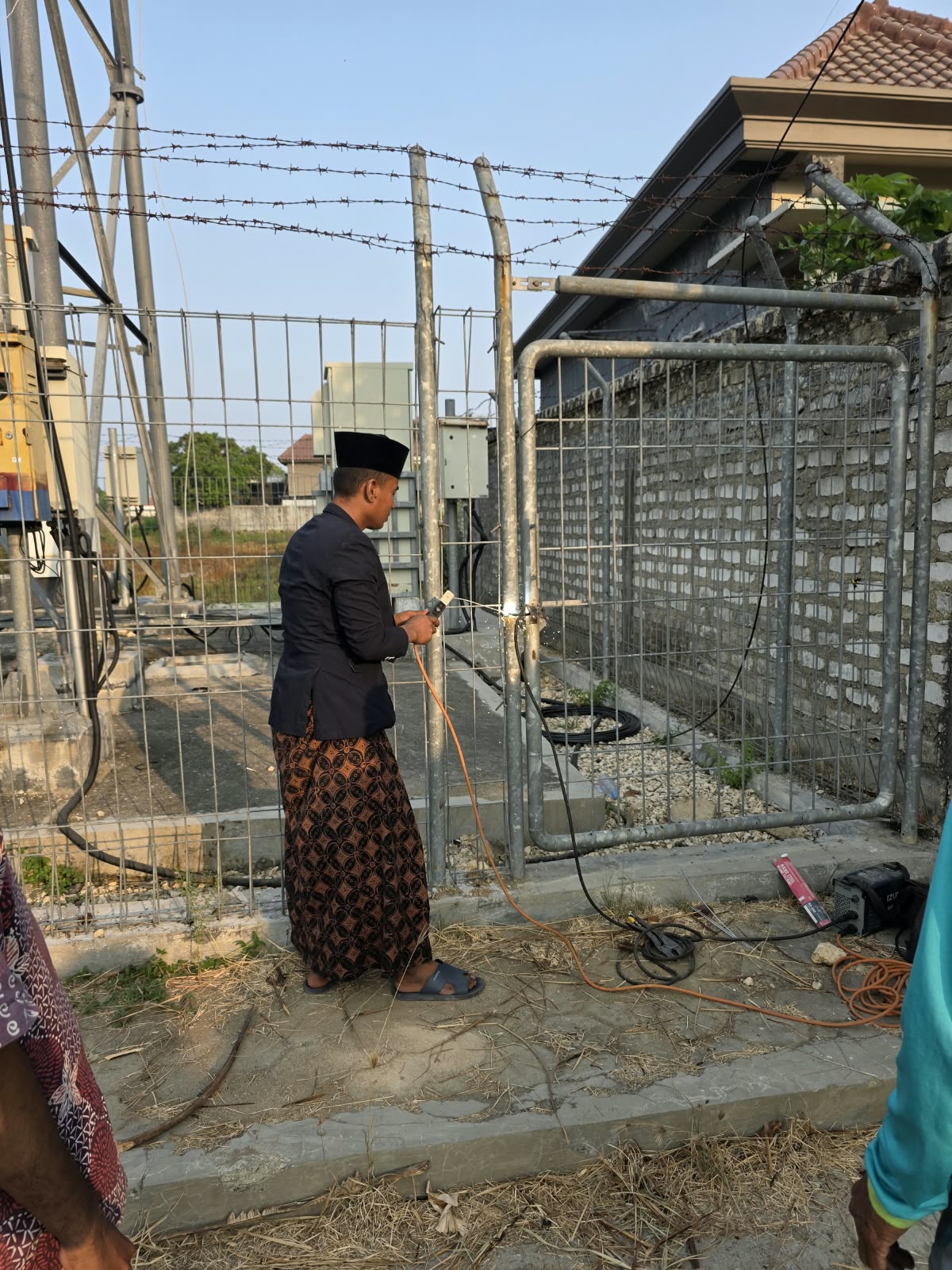 Enam Bulan Somasi Tak Digubris, H. Marsudi Bersama Warga Segel Pintu Masuk Tower di Tanjung Bumi