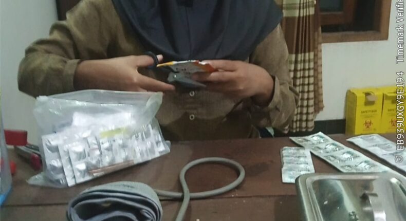 NGAWI – Sebuah usaha rias pengantin di kawasan pemukiman warga di desa ngancar, kecamatan pitu , Kabupaten Ngawi, Jawa Timur, 
