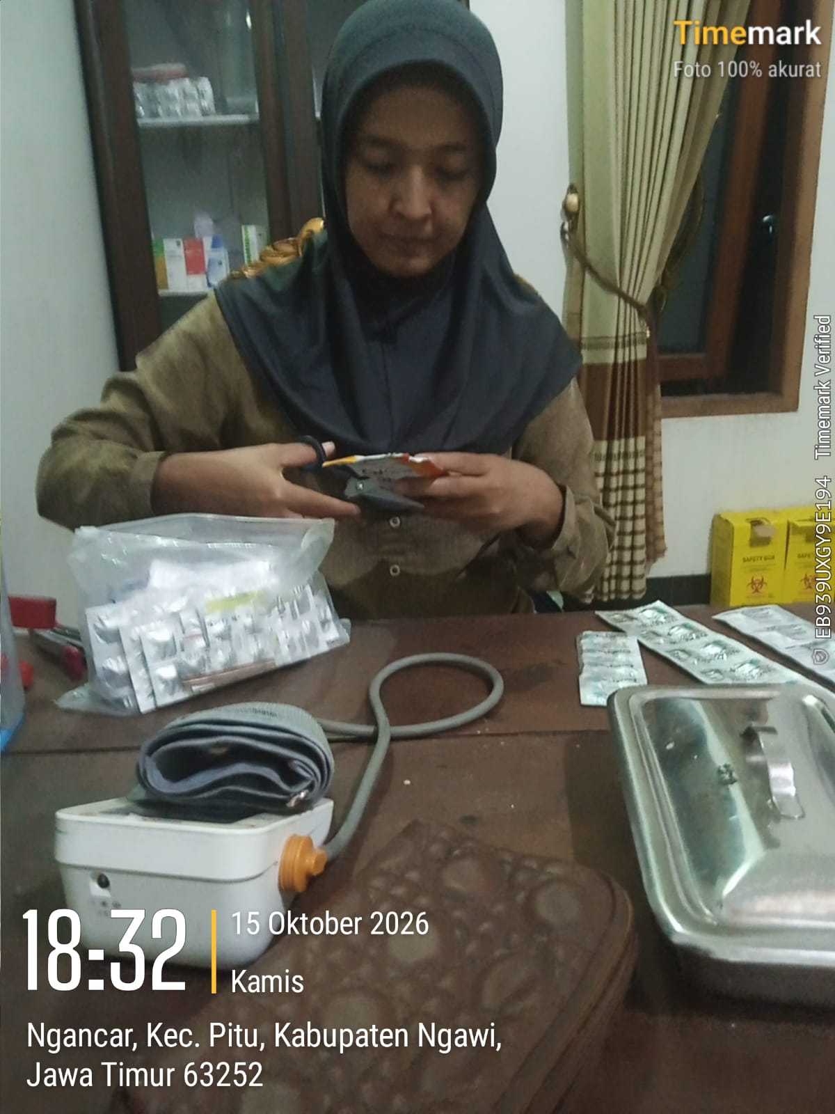 NGAWI – Sebuah usaha rias pengantin di kawasan pemukiman warga di desa ngancar, kecamatan pitu , Kabupaten Ngawi, Jawa Timur, 