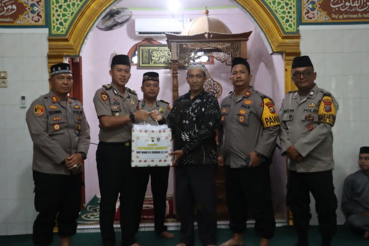 Jumat Keliling di Masjid Al Ishlah, Polres Langkat Berikan Tali Asih dan Ajak Warga Cegah Perundungan