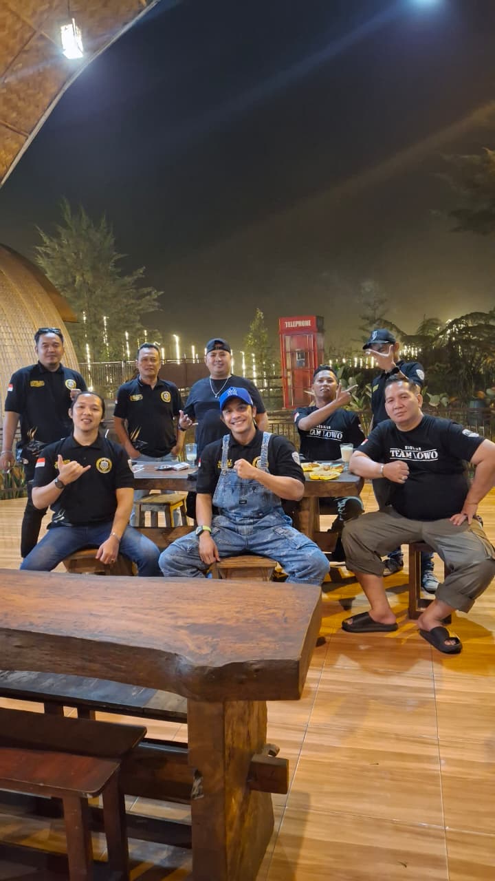 Mempererat Tali Silaturahmi Pendiri Team Lowo M. Yasin Hadiri Undangan Sakera Lumajang dan Rayakan Ulang Tahun Direktur Media Angkat Berita