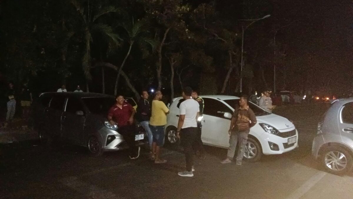 Aksi Penutupan Jalan di Pajarakan Mengakibatkan Terganggunya Arus Lalu Lintas dan Aktivitas Masyarakat