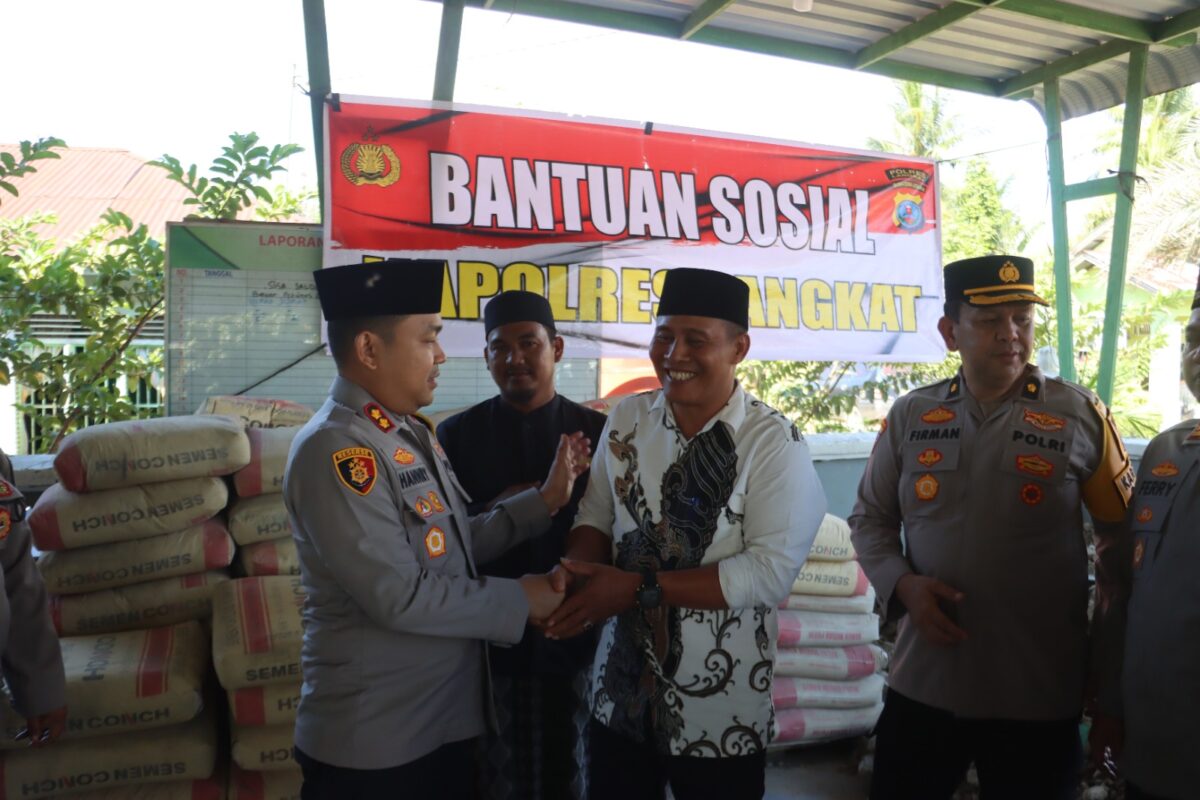 Kapolres Langkat Gelar Jumat Keliling, Salurkan 100 Sak Semen dan Ajak Masyarakat Tangkal Hoaks