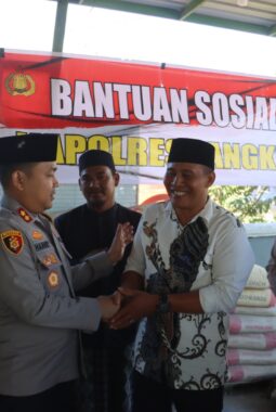 Kapolres Langkat Gelar Jumat Keliling, Salurkan 100 Sak Semen dan Ajak Masyarakat Tangkal Hoaks