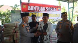 Kapolres Langkat Gelar Jumat Keliling, Salurkan 100 Sak Semen dan Ajak Masyarakat Tangkal Hoaks