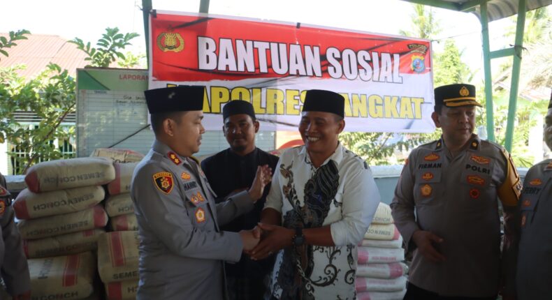 Kapolres Langkat Gelar Jumat Keliling, Salurkan 100 Sak Semen dan Ajak Masyarakat Tangkal Hoaks