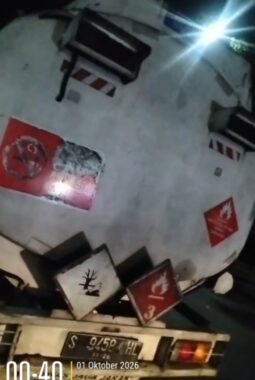 Armada truk Tanki milik transportir Berlogo NJE diduga Akan Menyambangi Lapak BBM Solar Bersubsidi Di Ambulu Jember