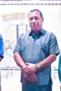 Ket Foto: Pengacara Kondang TTS, Bill Nope, S.H., M.H, saat mendampingi kliennya di Mapolres TTS