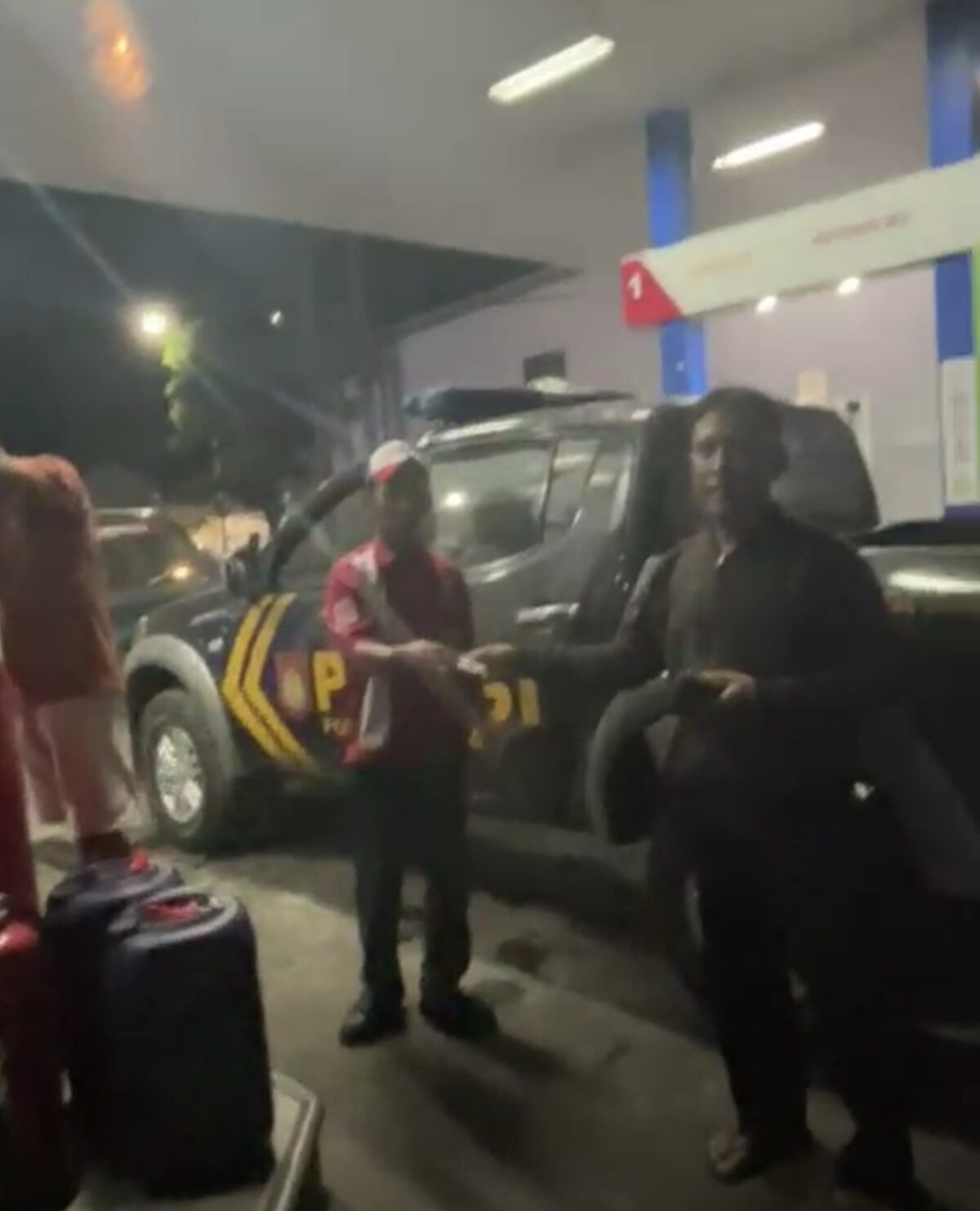 Memalukan! Mobil Polsek Lenteng Diduga Isi Solar Subsidi dan Terobos Antrean di Sumenep
