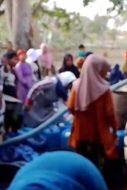 Warga Dusun Dangbigih Mano’an Terima Bantuan 18.000 Liter Air Bersih dari PDAM Bangkalan, Aruf Kenzo Sampaikan Terima Kasih