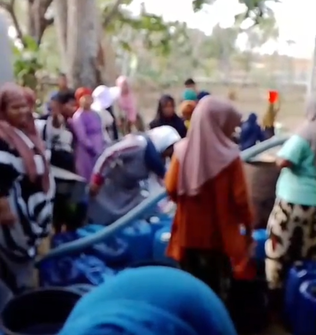 Warga Dusun Dangbigih Mano’an Terima Bantuan 18.000 Liter Air Bersih dari PDAM Bangkalan, Aruf Kenzo Sampaikan Terima Kasih